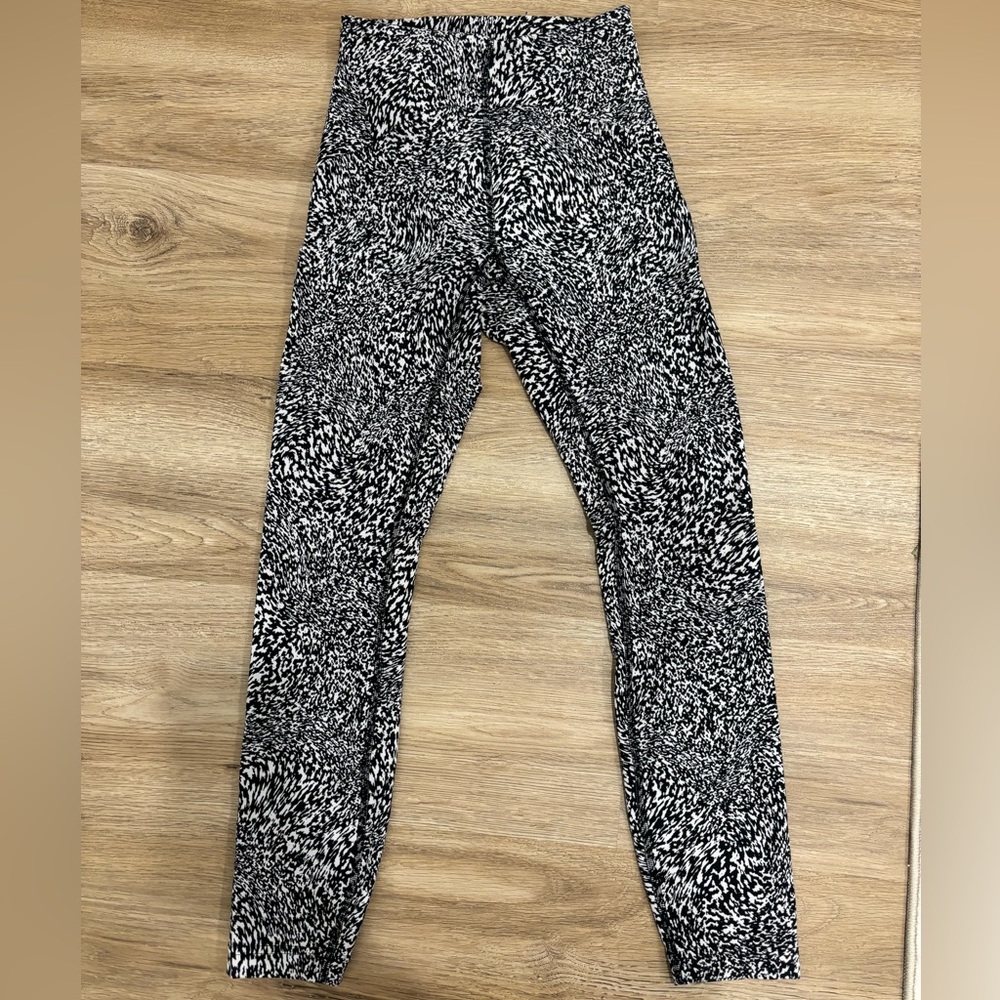 Lululemon Size 2 Wunder Under Mid Rise Black White Print